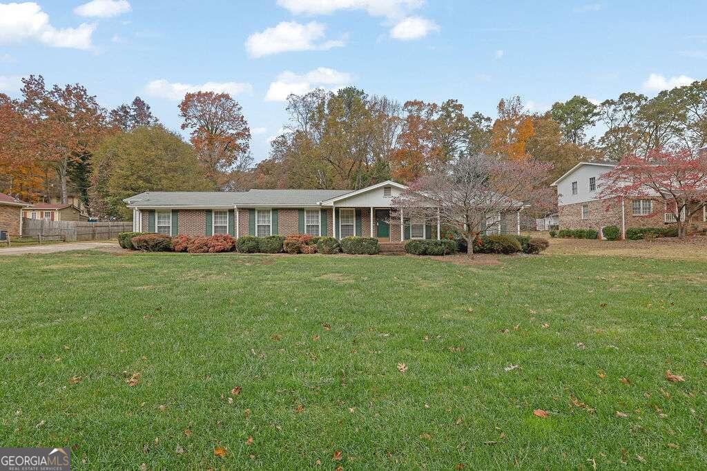 single story home featuring a front yard