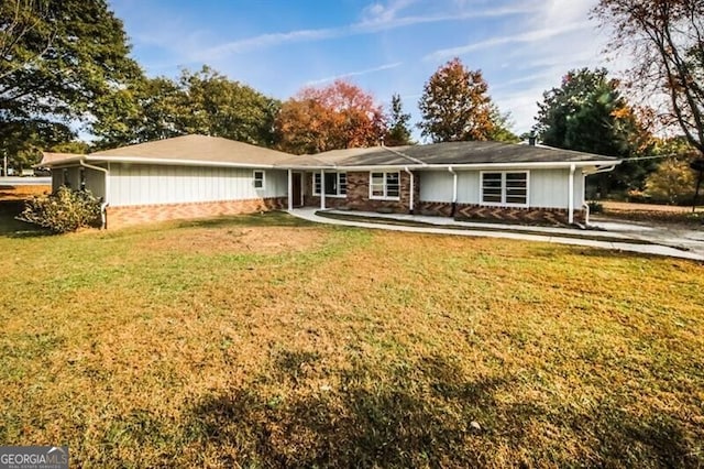 ranch-style house with a front yard