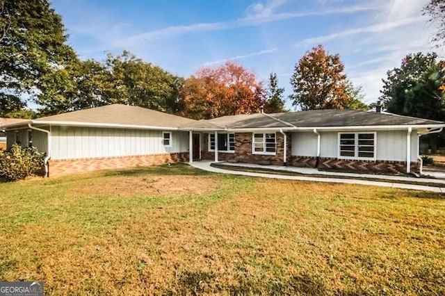 single story home with a front yard