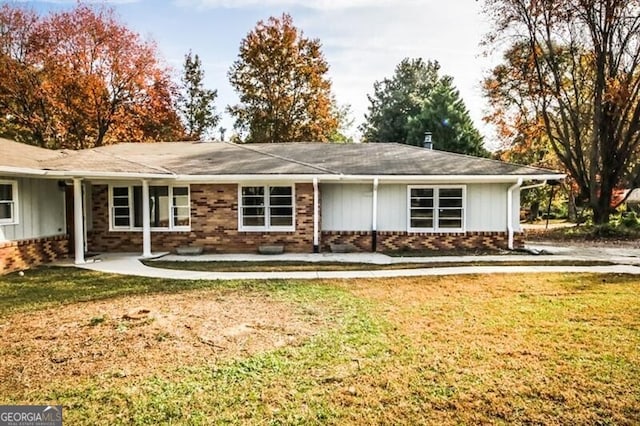 view of front of home featuring a front lawn