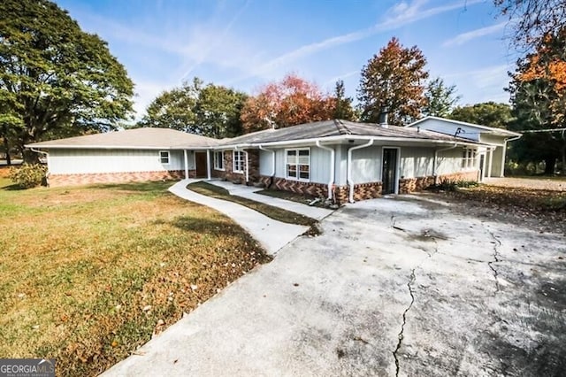 single story home featuring a front lawn