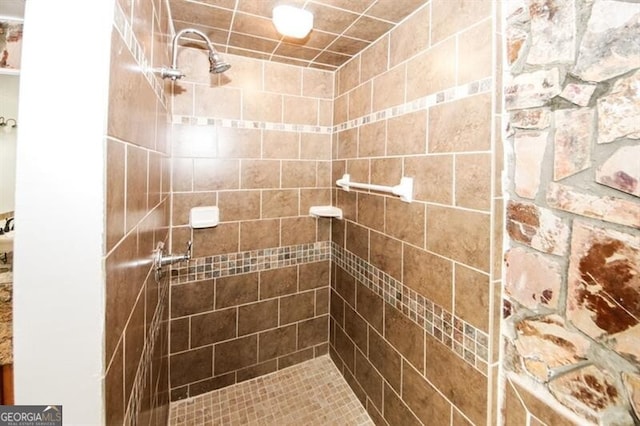 bathroom featuring a tile shower