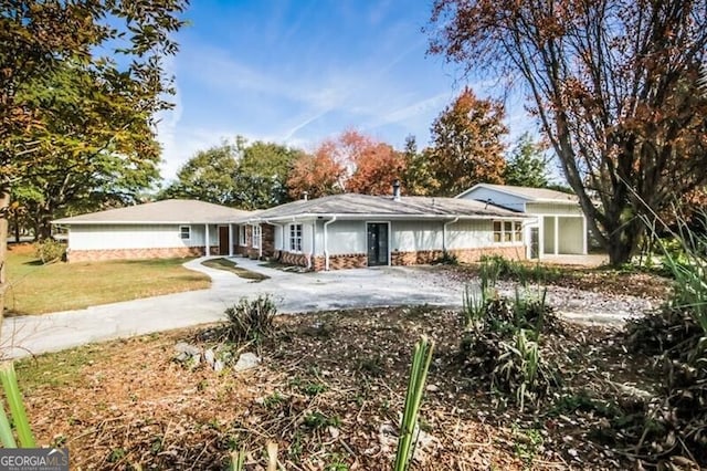 ranch-style house featuring a front yard