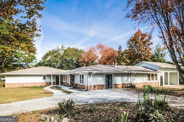 single story home with a front yard