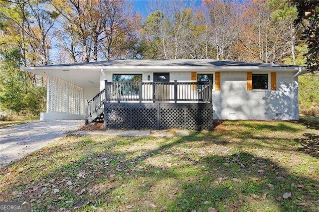 view of front of property featuring a front lawn, a deck, and a carport