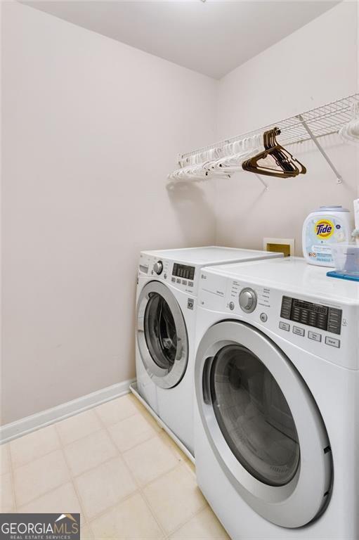 washroom featuring washer and clothes dryer