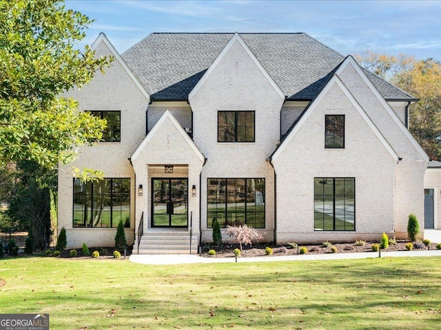 view of front of house featuring a front lawn