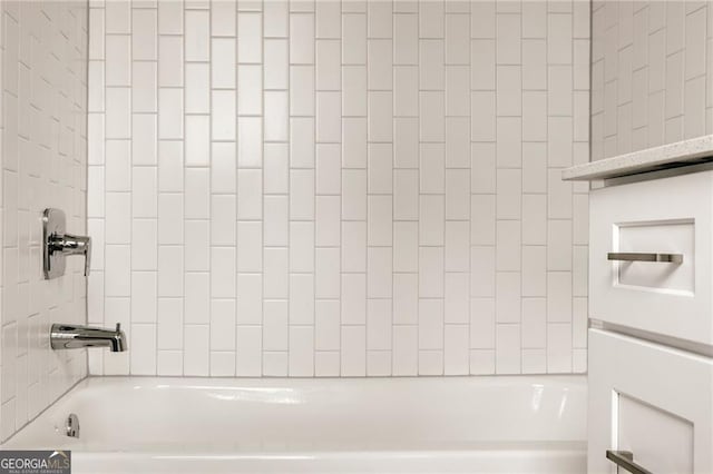 bathroom with tiled shower / bath combo