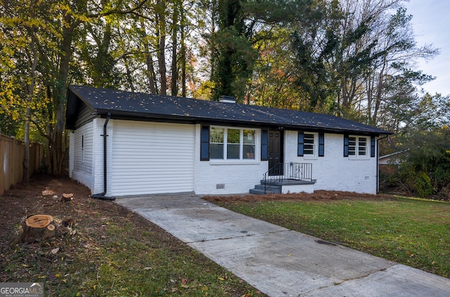 ranch-style house featuring a front yard