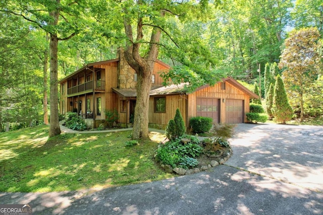 view of front of property featuring a garage and a front yard