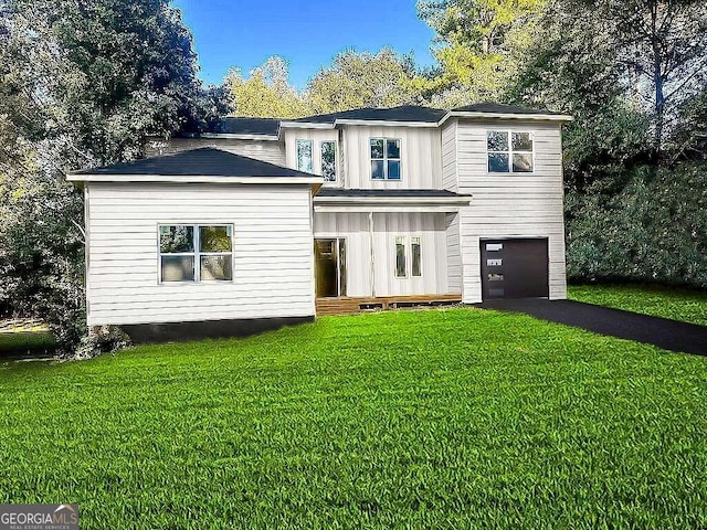 view of front of house featuring a garage and a front yard