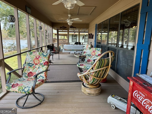 sunroom featuring ceiling fan