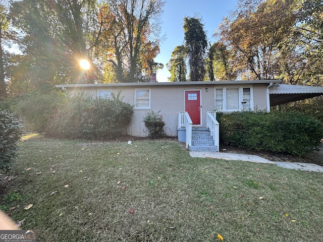 view of front of house featuring a front lawn and a carport