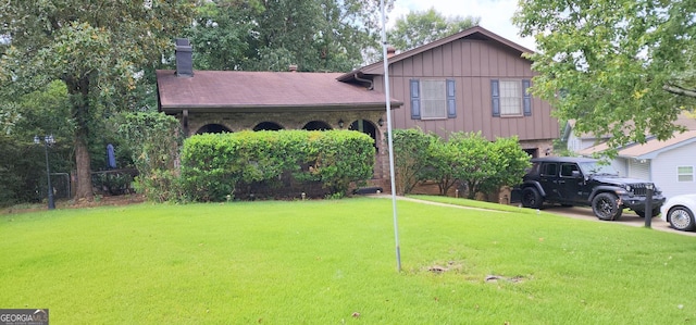 view of front of property with a front yard