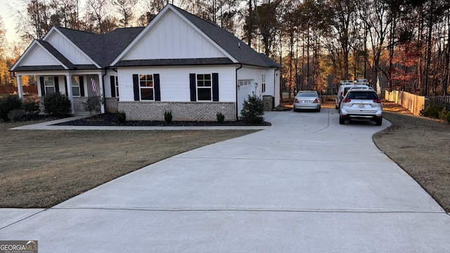 view of front facade featuring a lawn