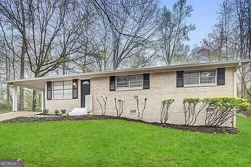 view of front of home featuring a front yard and a carport