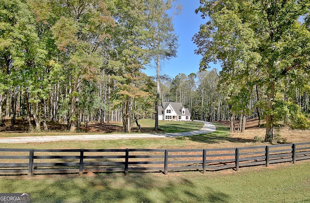 view of yard featuring a rural view