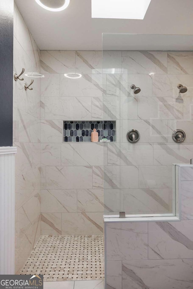 bathroom featuring a tile shower