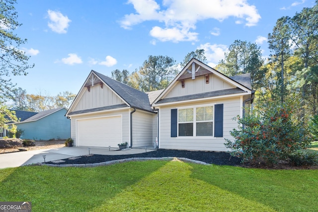 view of front of property featuring a front lawn and a garage