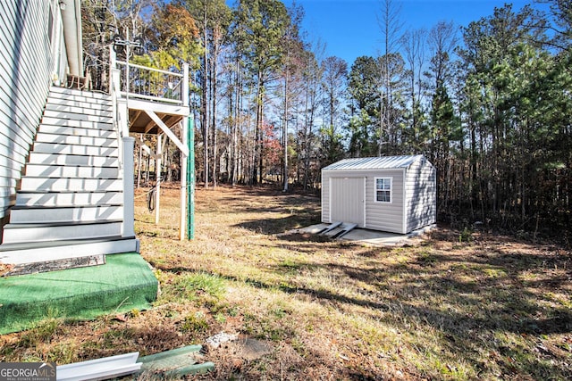 view of yard with a storage unit