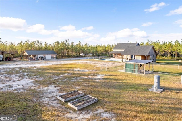 view of yard featuring an outbuilding