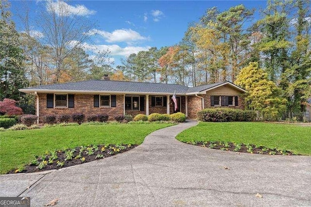 ranch-style house featuring a front yard