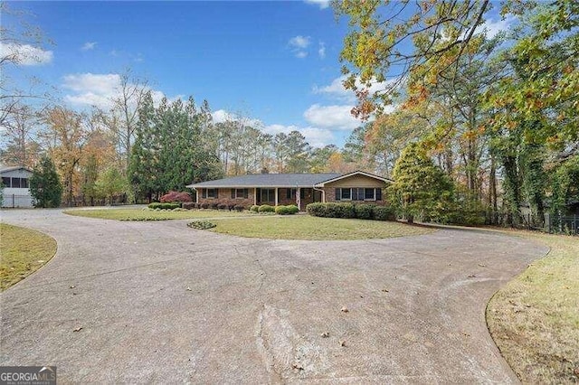 ranch-style house featuring a front lawn