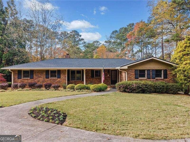 single story home with a front lawn