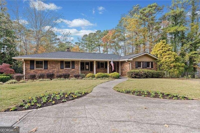 single story home with a front lawn