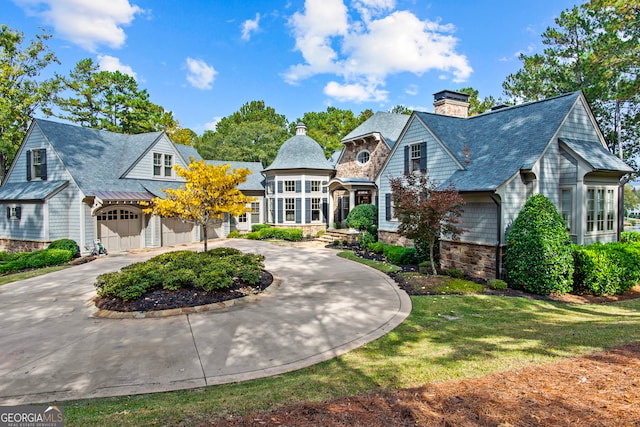 view of front of property featuring a front yard