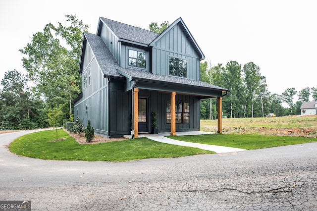 view of front of home featuring a front lawn and covered porch