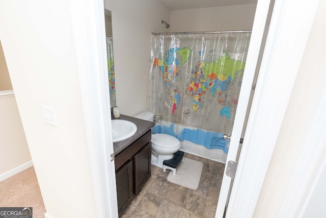 full bathroom featuring shower / tub combo with curtain, vanity, and toilet