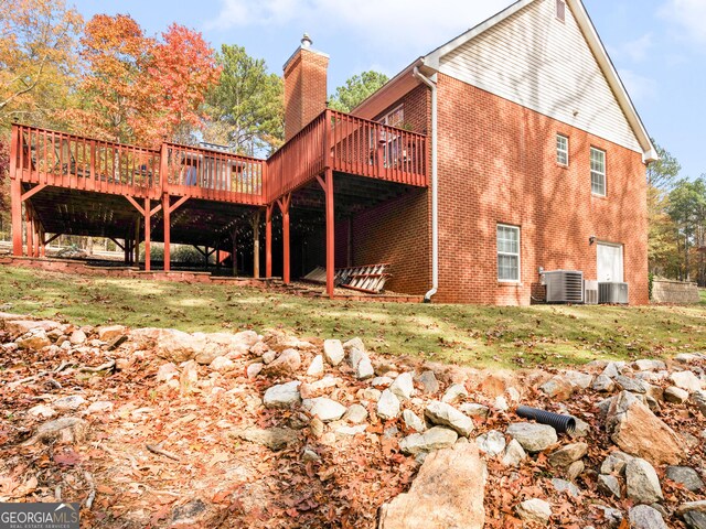 view of front of house featuring covered porch and a front yard