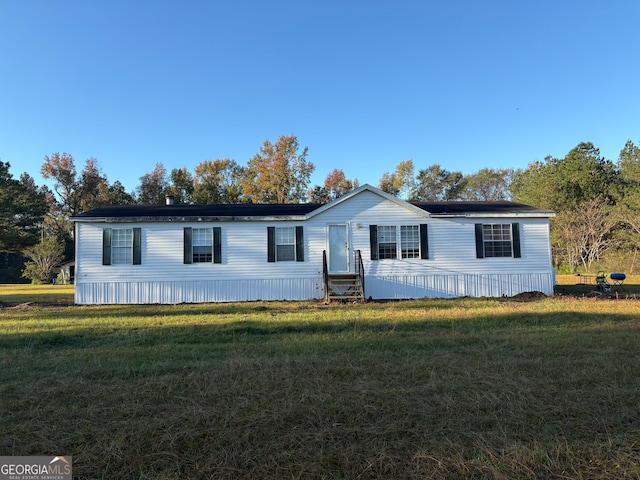 manufactured / mobile home with a front lawn