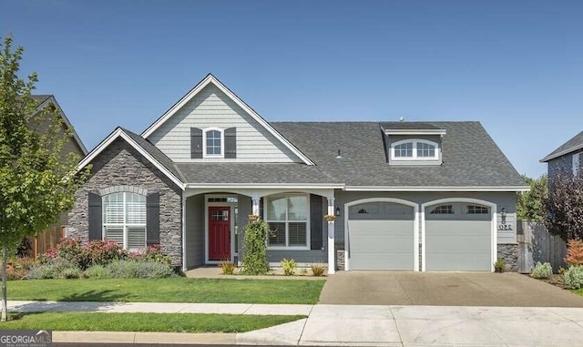 view of front of property featuring a front lawn