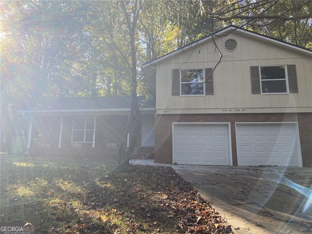 view of front facade with a garage