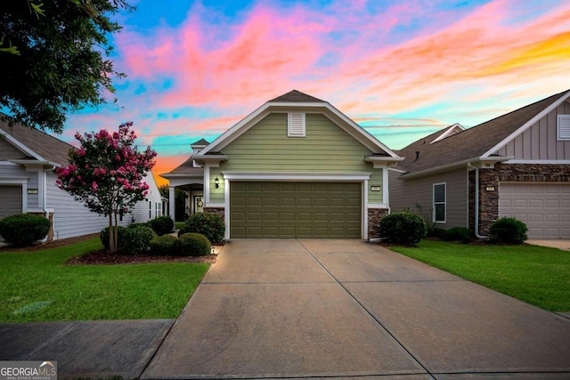 view of front of house featuring a lawn and a garage