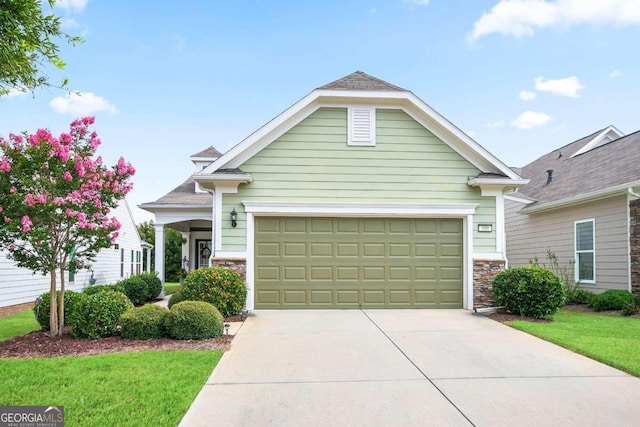 view of front facade featuring a garage