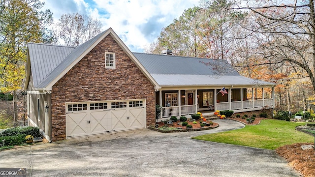 view of front of property featuring a porch and a front lawn