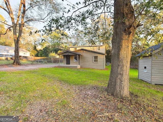 view of yard featuring a storage unit