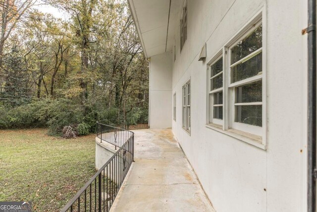 view of side of property featuring a lawn