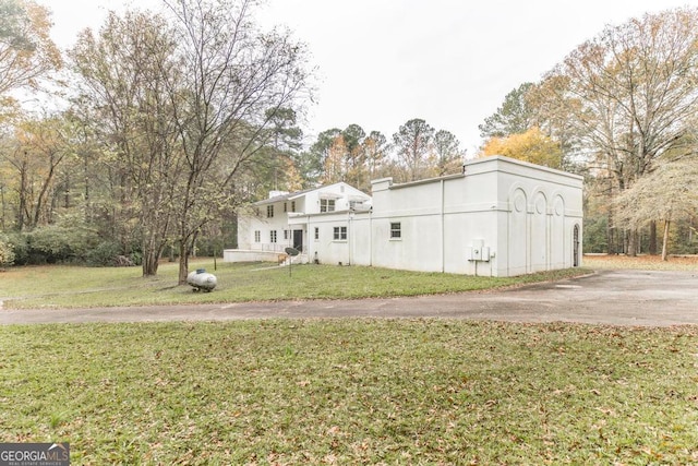 view of front of property featuring a front lawn