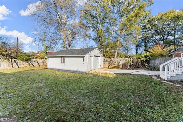 view of yard with an outbuilding