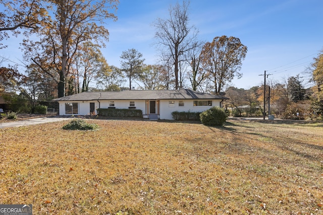 ranch-style house featuring a front lawn