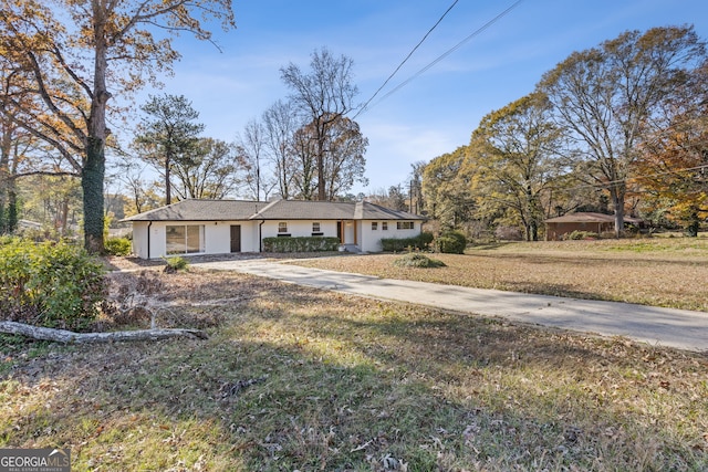 single story home with a front yard