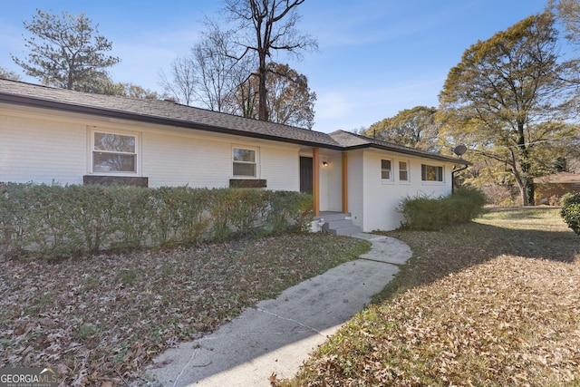 single story home featuring a front lawn