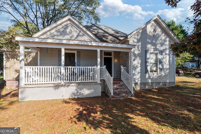 view of front of property featuring a porch and a front yard