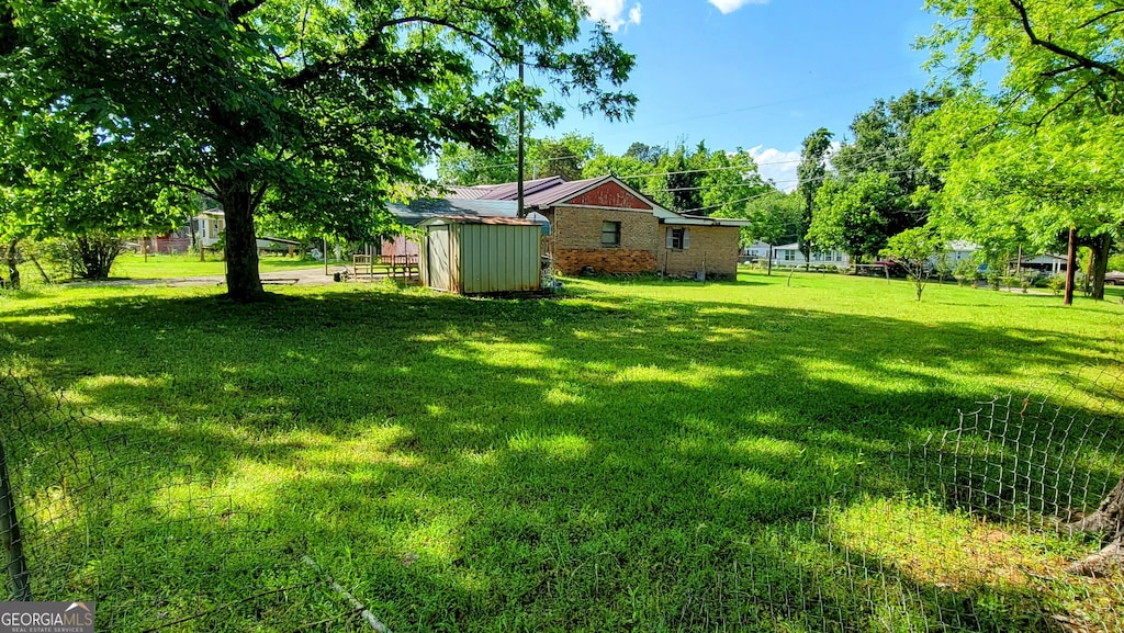 view of yard with a shed