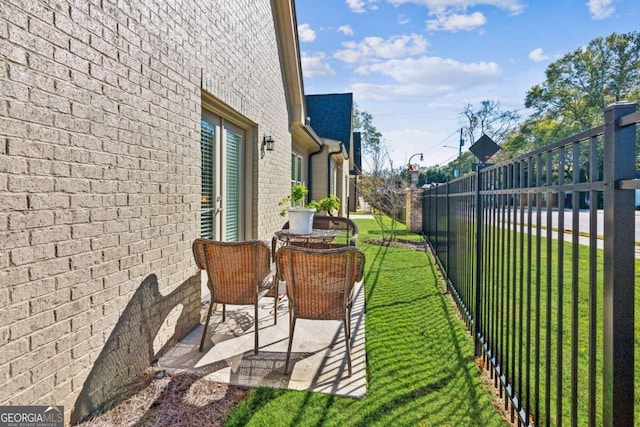 view of yard featuring a patio area