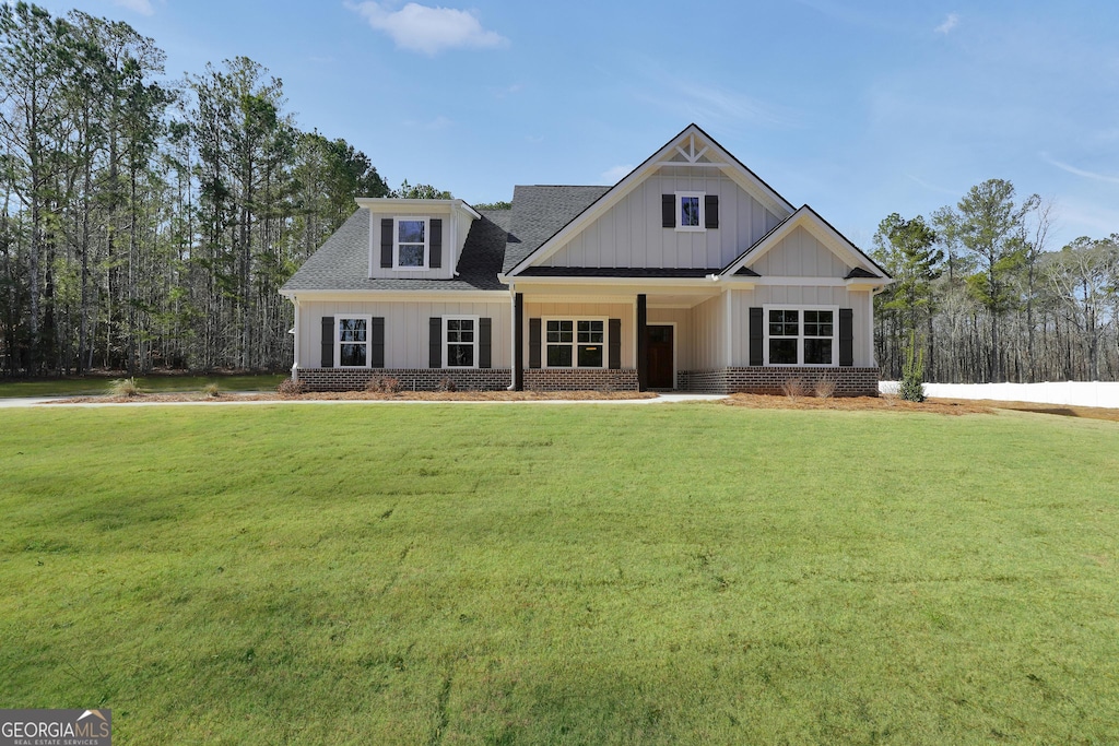 view of front facade featuring a front lawn